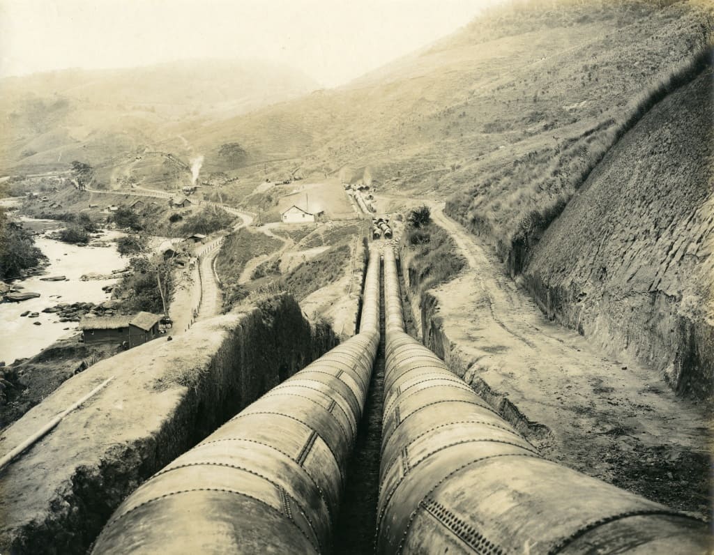 O olhar desconhecido por trás da história: fotografias que transformaram obra em memória