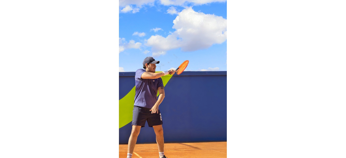 Suar mais emagrece? Especialista explica o que realmente acontece com o corpo ao praticar tênis em dias quentes