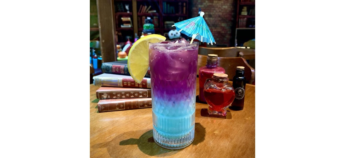 Restaurante temático de bruxaria lança ‘poção’ refrescante em versões com ou sem álcool e que traduzem o verão ao paladar