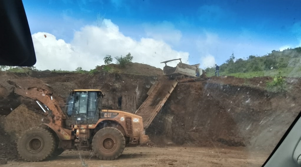 Área desmatada e solo degradado por mineração clandestina de ferro na Amazônia paraense, evidenciando o passivo ambiental.