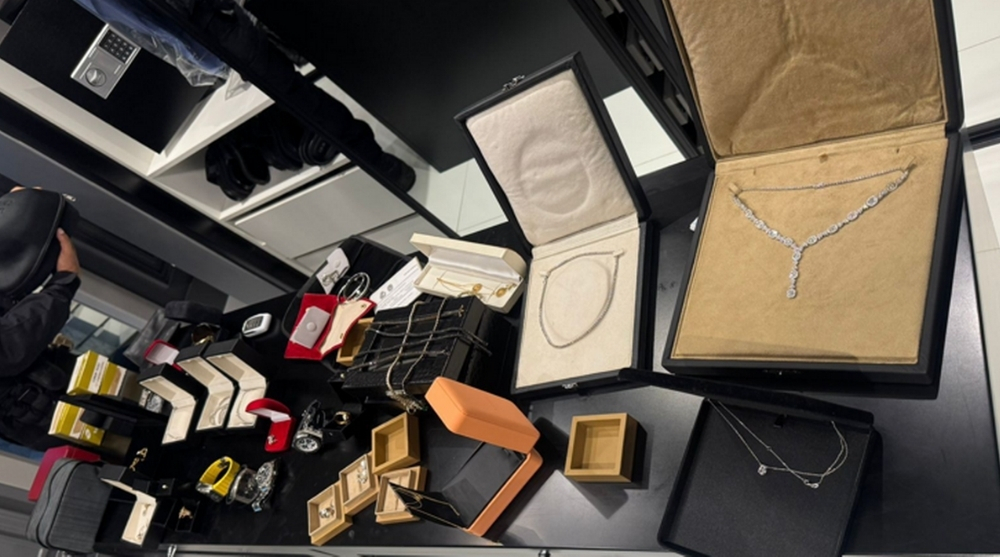 Coleção de joias, incluindo colares de diamantes e anéis em estojos expositores, apreendidas pela Polícia Federal durante a Operação Nêmesis contra mineração ilegal.