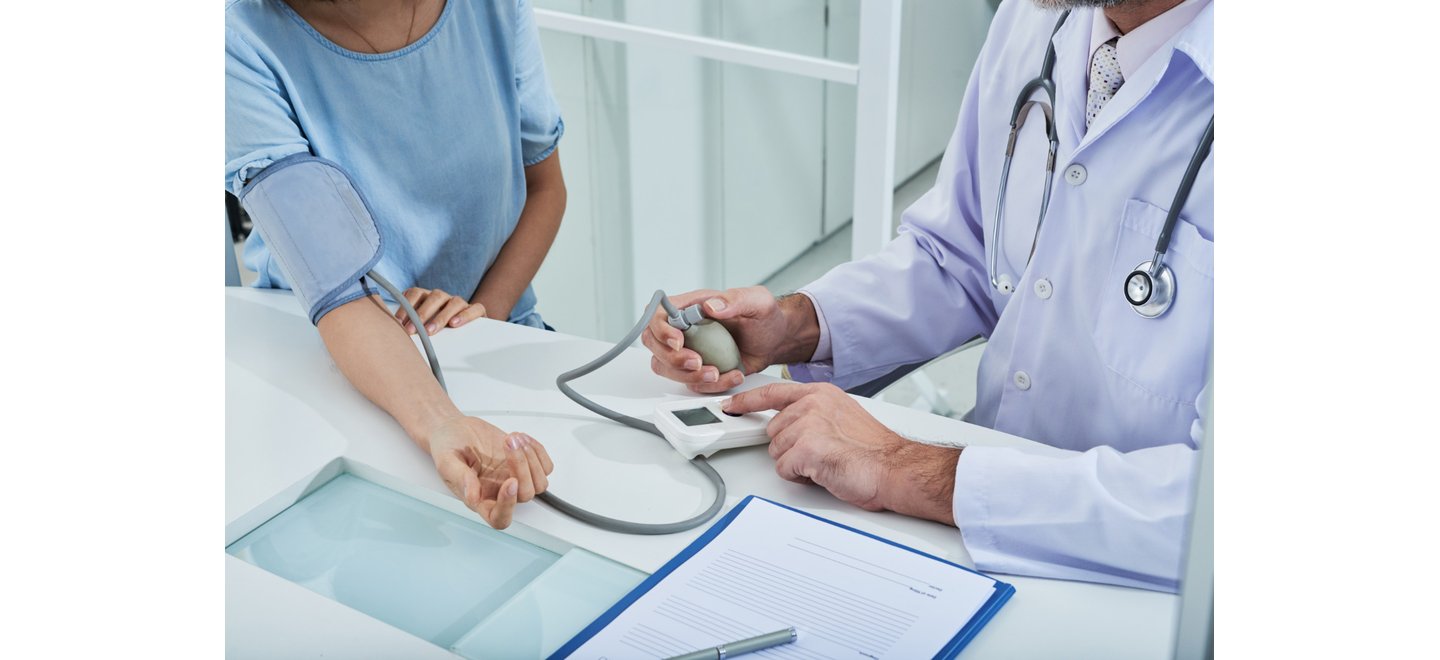 Pressão alta amplia risco de AVC e exige atenção redobrada no verão