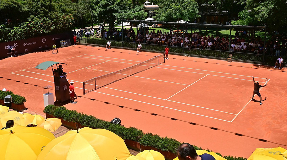 No Rio Open, Guto Miguel estreia acompanhado por CãoDula e leva adoção responsável ao centro da quadra