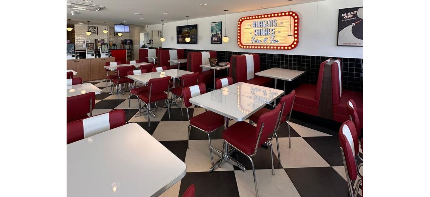Johnny Rockets chega a Alphaville com primeira unidade do Brasil com horário estendido e café da manhã