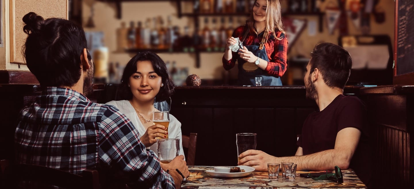 Bares e restaurantes trocam intuição por dados precisos para ampliar a margem de lucro em 2026