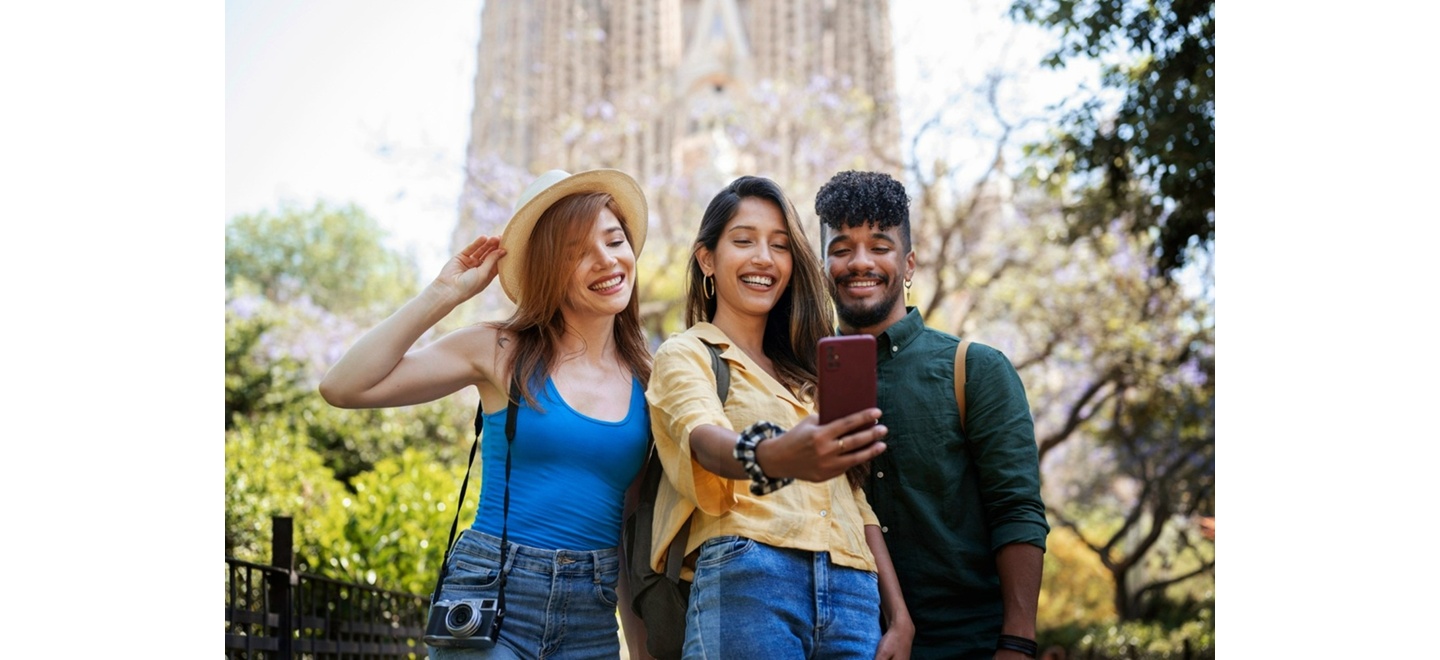 Viagens como estratégia de bem-estar e pertencimento: turismo LGBTQIA+ cresce entre grupos e famílias