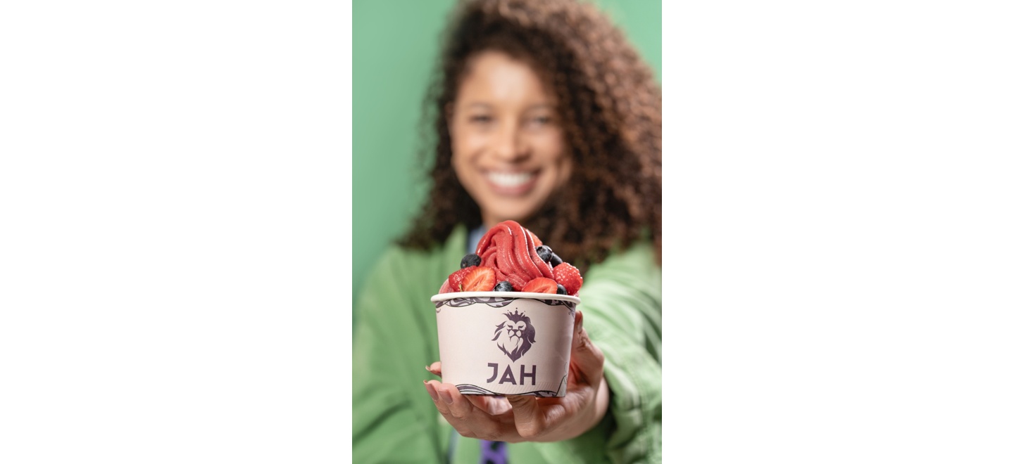 Dia da Felicidade: rede JAH, que tem Caio Castro como sócio, realiza promoções especiais para celebrar a alegria de viver