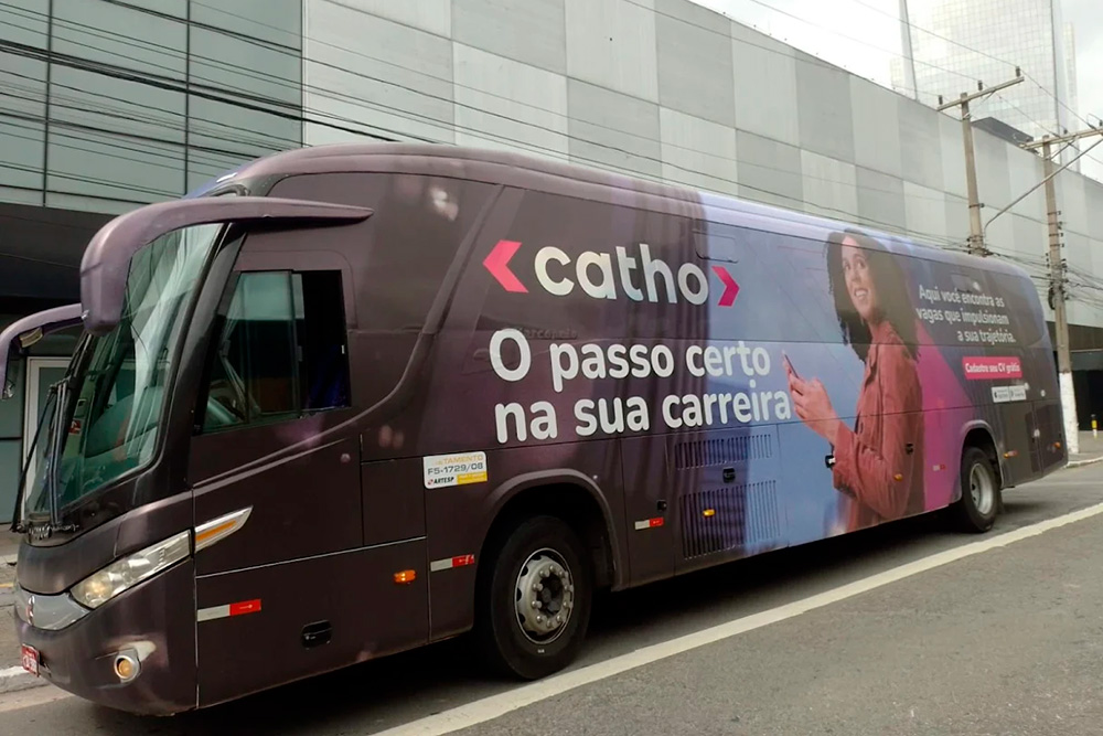 Catho coloca ônibus temático nas ruas de São Paulo para apresentar novo posicionamento de marca