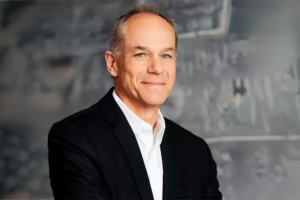 Vamos emburrecer se confiarmos cegamente nas histórias criadas pela IA, diz Marcelo Gleiser