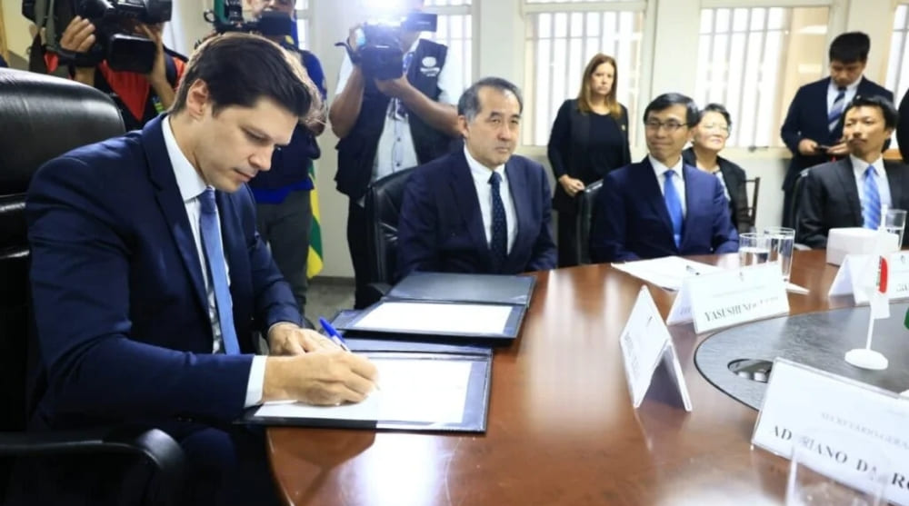 Vice-governador Daniel Vilela assina acordo de cooperação entre Goiás e Japão para minerais críticos.