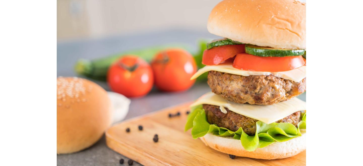 Hambúrguer é vilão? Veja 5 dicas de como incluir na dieta sem prejudicar o emagrecimento