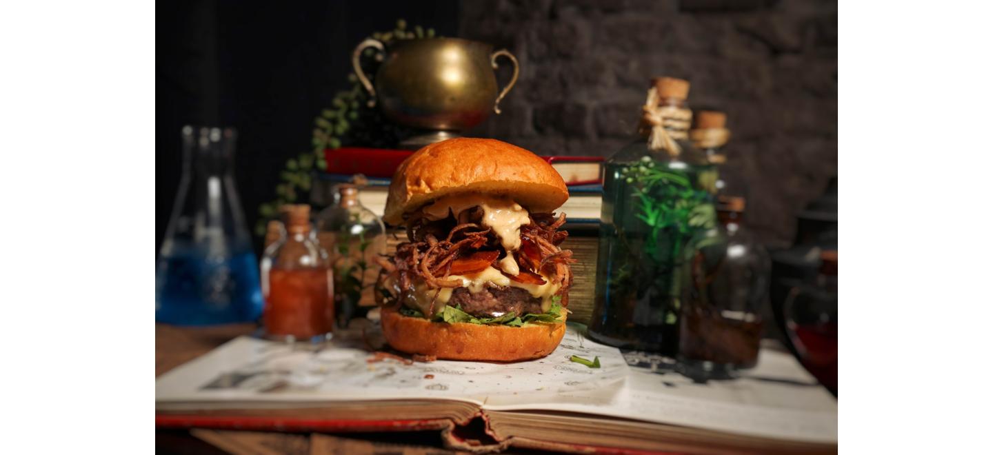 Hambúrguer enfeitiçado? Rede de restaurantes, pioneira na temática de bruxaria, reinventa clássicos com uma identidade mágica