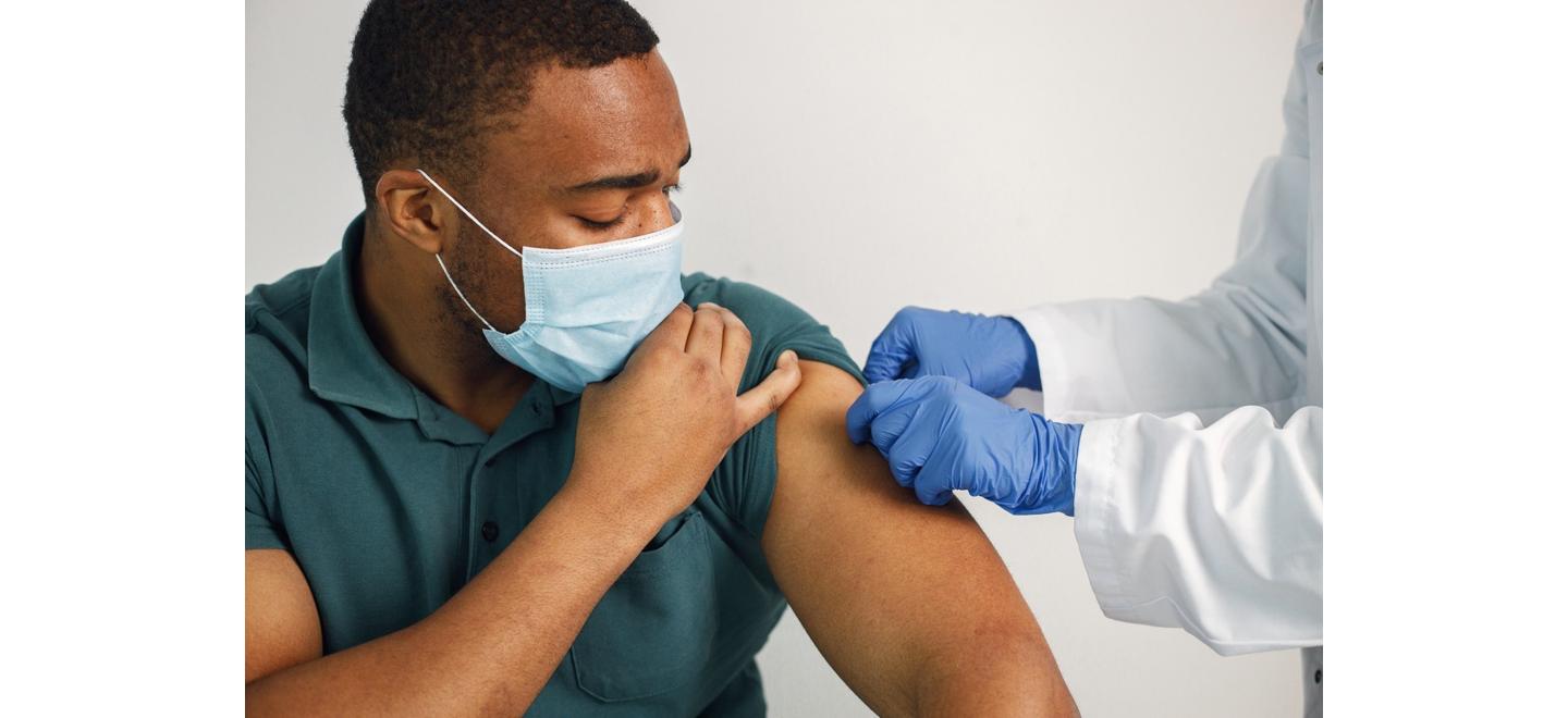 Estações frias acendem alerta para gripe e impulsiona vacinação nas empresas