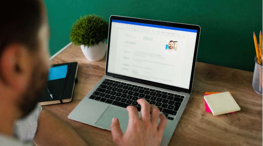 Erros no currículo ainda derrubam candidatos antes da entrevista