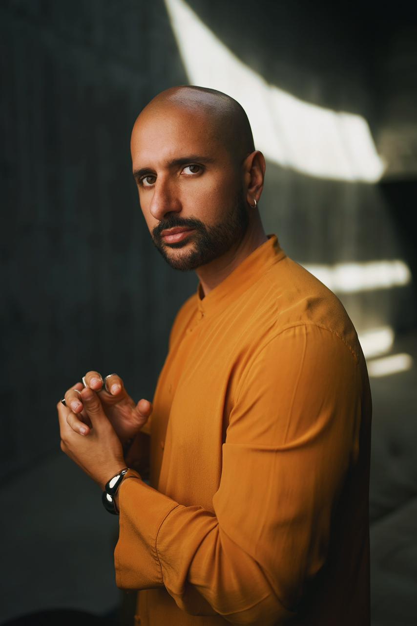 Gabriel Wickbold completa 20 anos de carreira e propõe repensar o lugar do artista no mercado cultural contemporâneo