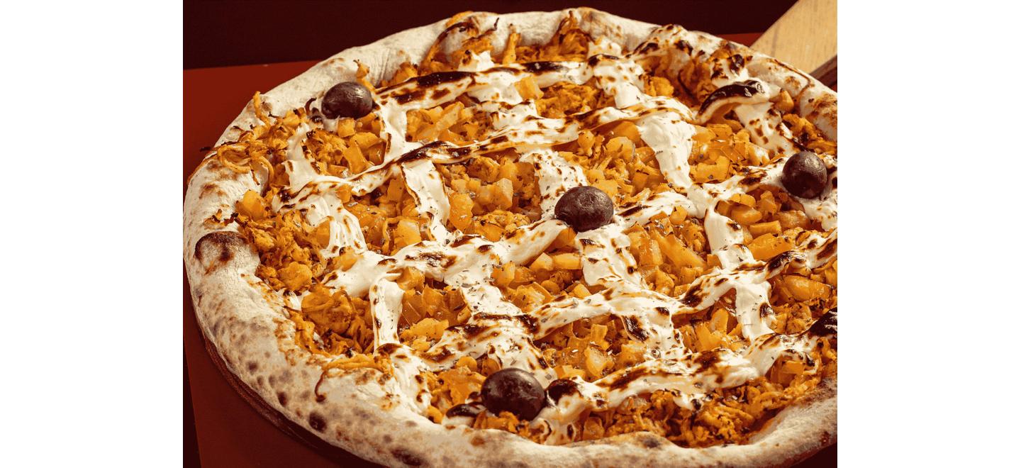 Consumo de frango deve atingir 47,3 kg por pessoa em 2026 no Brasil e impulsiona pizzas com novos produtos à base da proteína
