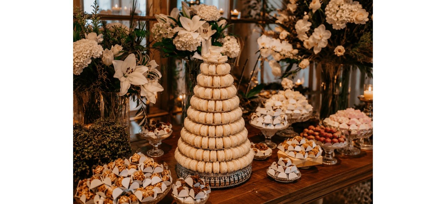 Mês das noivas: torres de macarons cheias de personalidade são tendência para casamentos em 2026