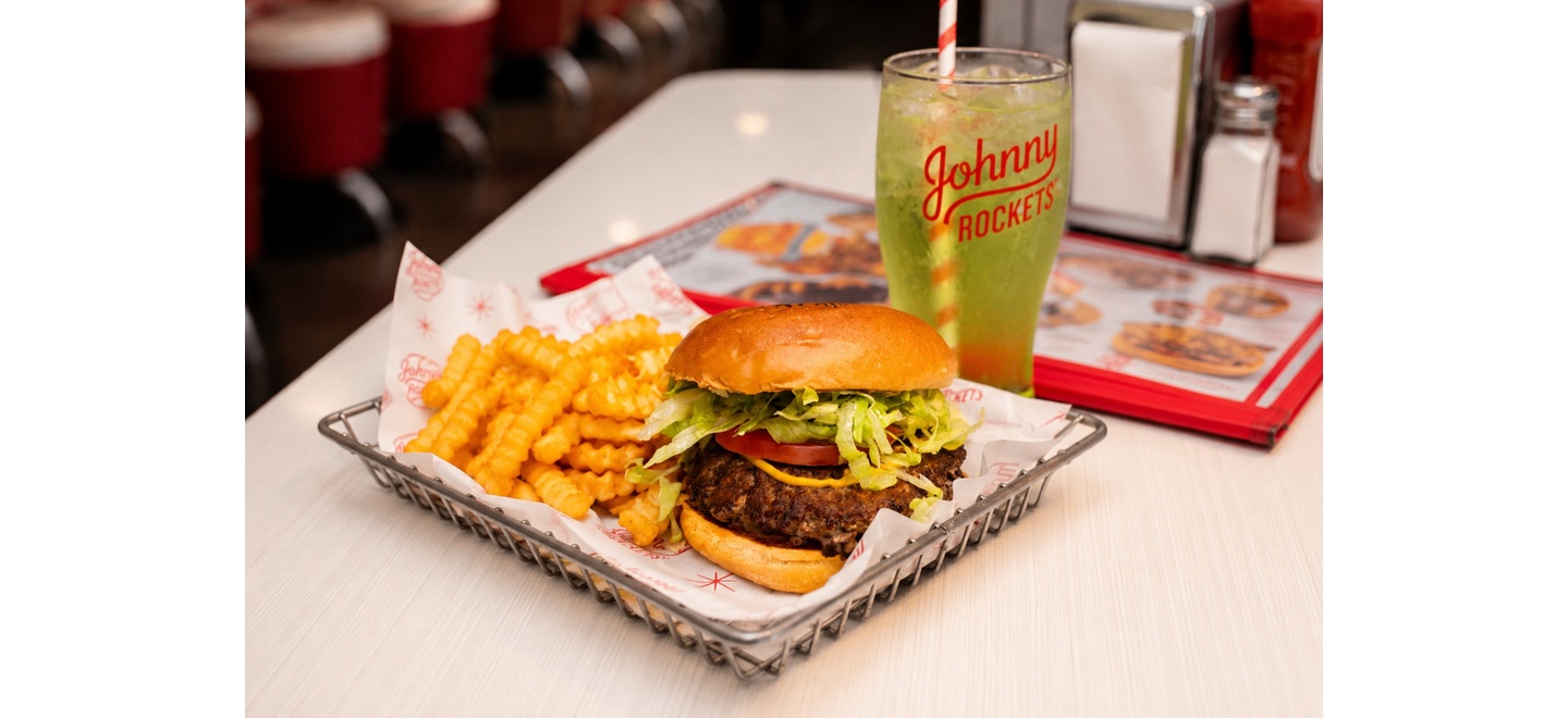 Clássico das lanchonetes americanas, Johnny Rockets transforma o Dia do Hambúrguer em celebração especial
