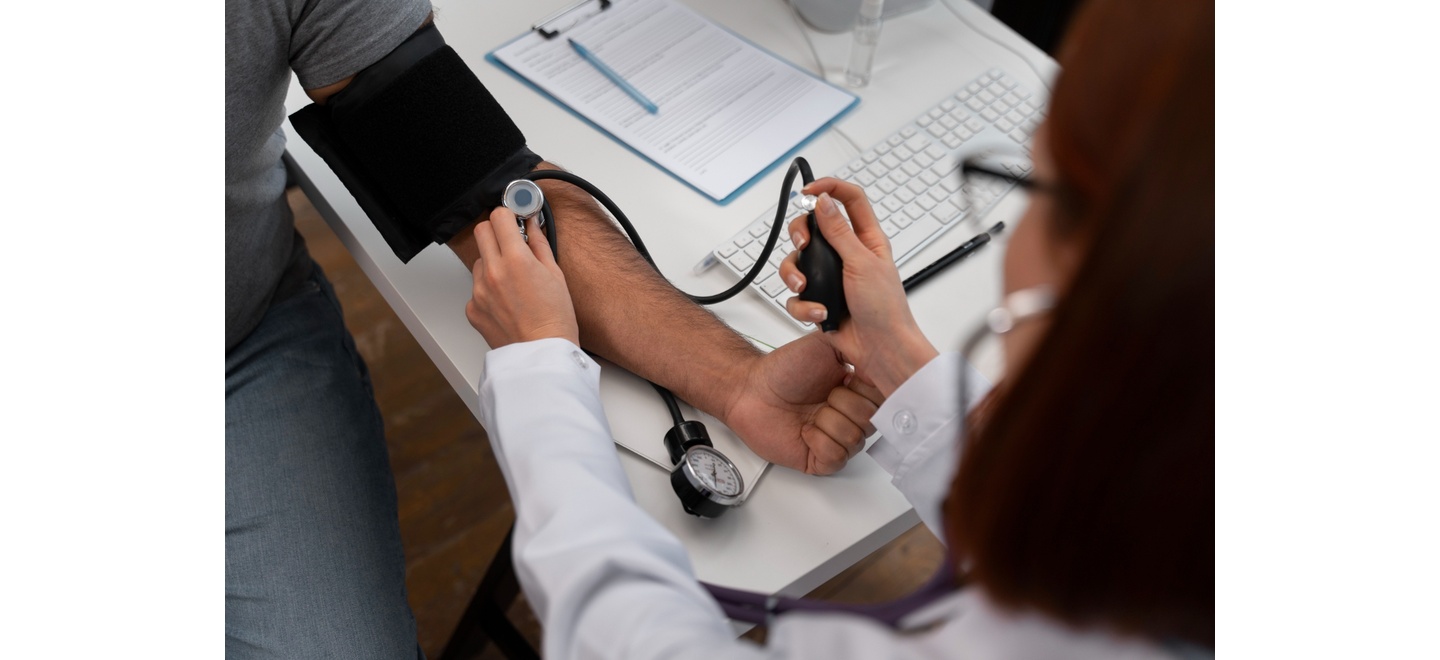 Pressão alta: check-up médico regular é essencial para prevenir e identificar complicações