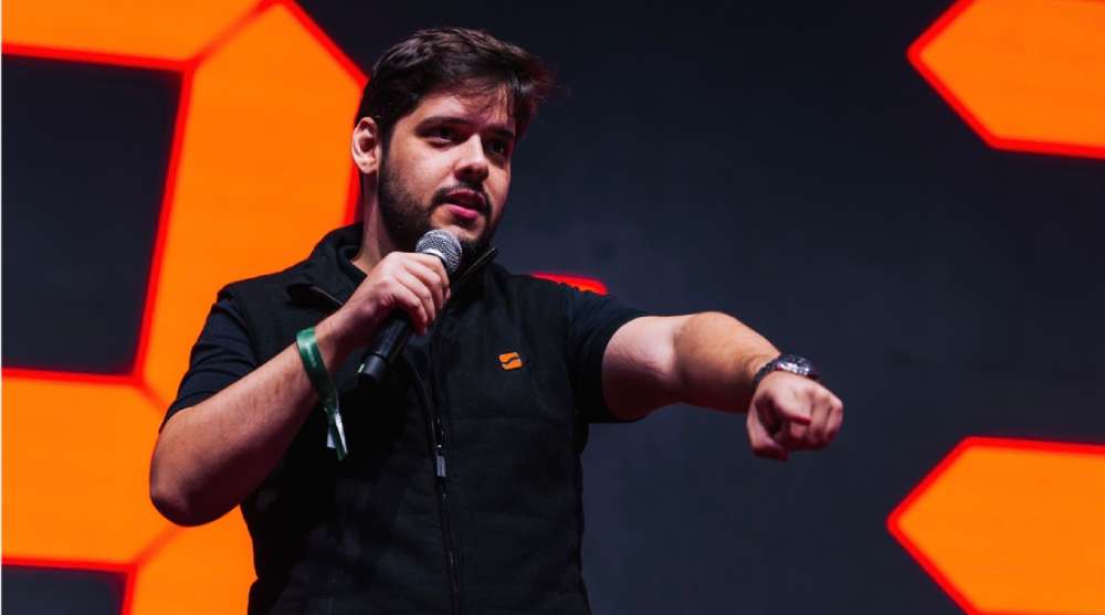 Ex-CLT cria canal próprio, constrói audiência e fatura mais de R$ 1 milhão por funcionário