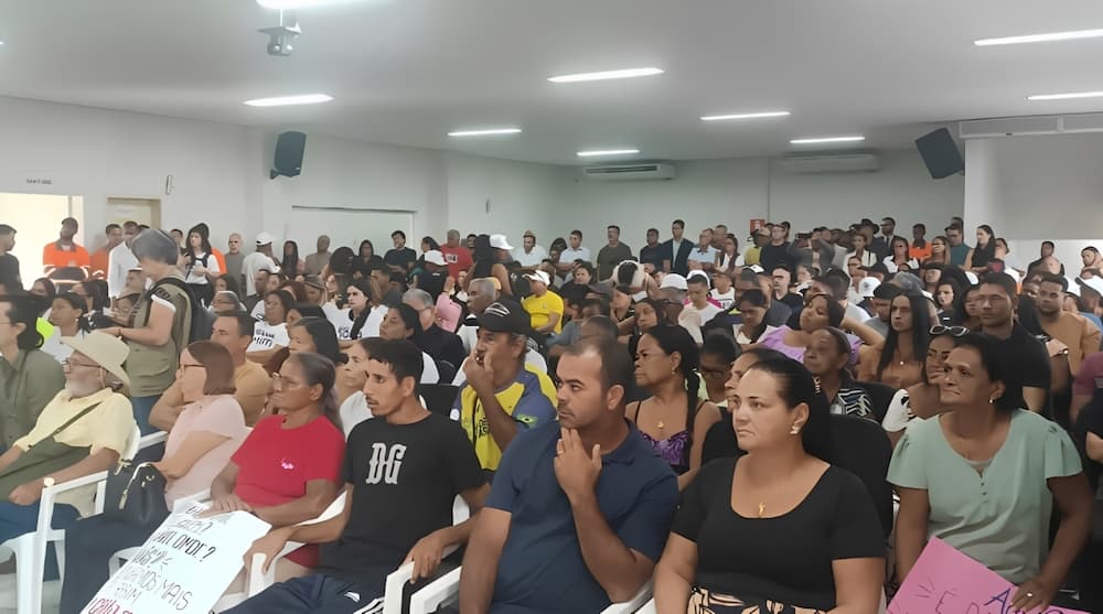 Moradores e representantes debatem mineração de lítio em audiência pública em Araçuaí.