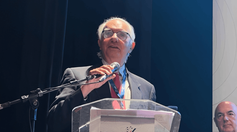 Geólogo Elmer Salomão é homenageado pela ADIMB durante evento do setor mineral.