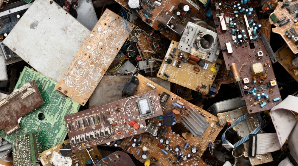 Lixo eletrônico forma “minas urbanas” no Brasil com minerais críticos recuperáveis, revela estudo