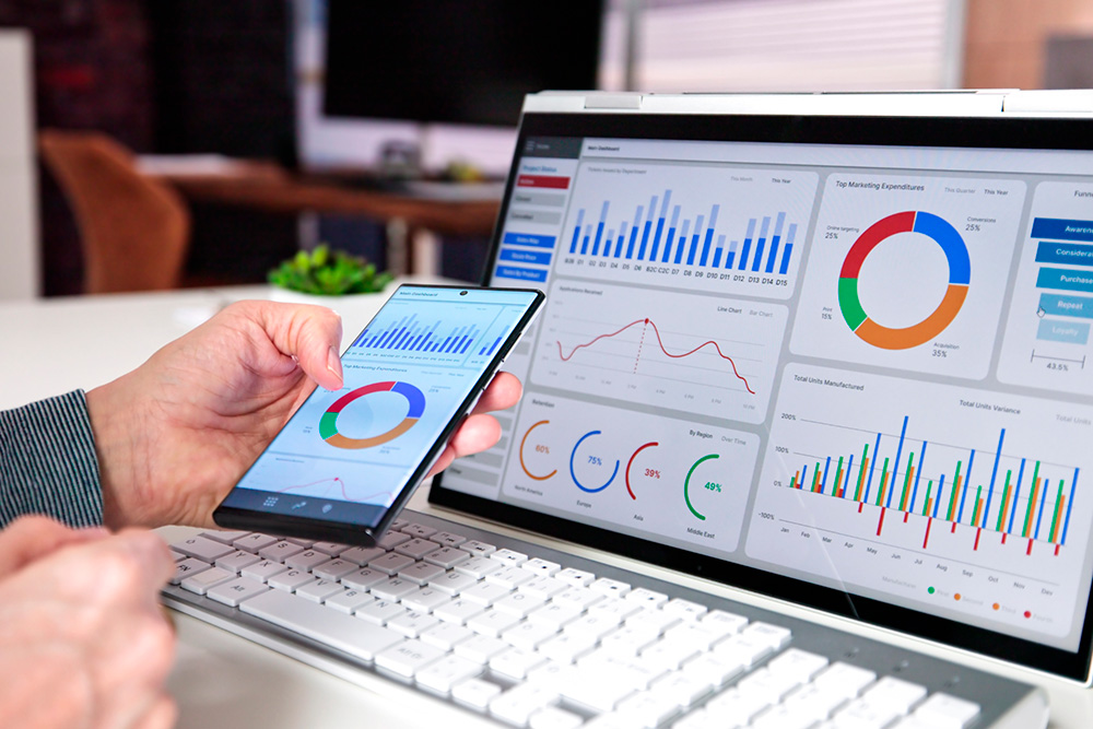 Profissionais analisando dados e indicadores de governança de fornecedores para garantir compliance, segurança e escalabilidade nos processos empresariais.