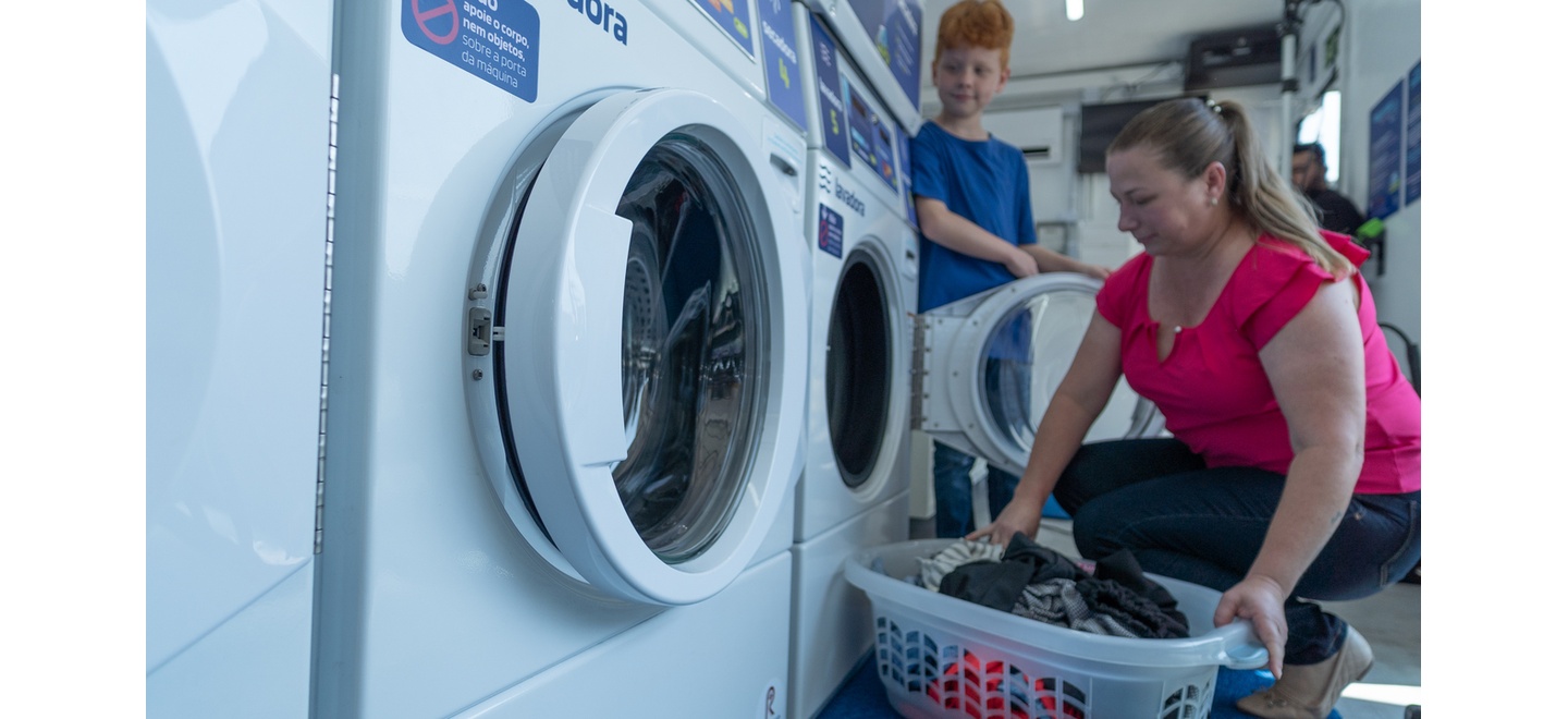 Excesso de roupa na máquina: o hábito comum que prejudica a lavagem