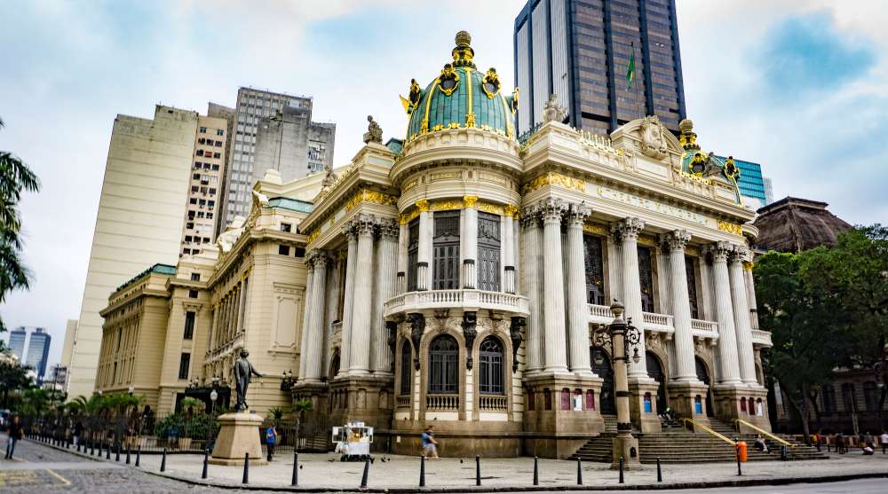 Theatro  Municipal do Rio se transforma em galeria e olha a cidade por dentro