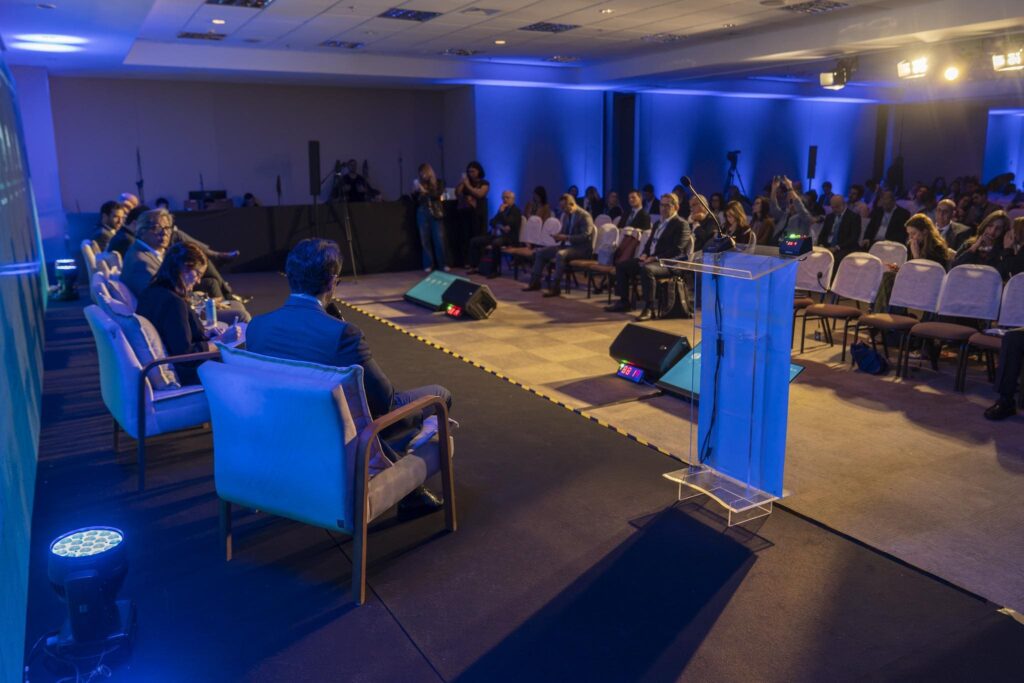 Painel do seminário debate investimentos e desenvolvimento da cadeia de minerais críticos no Brasil.
