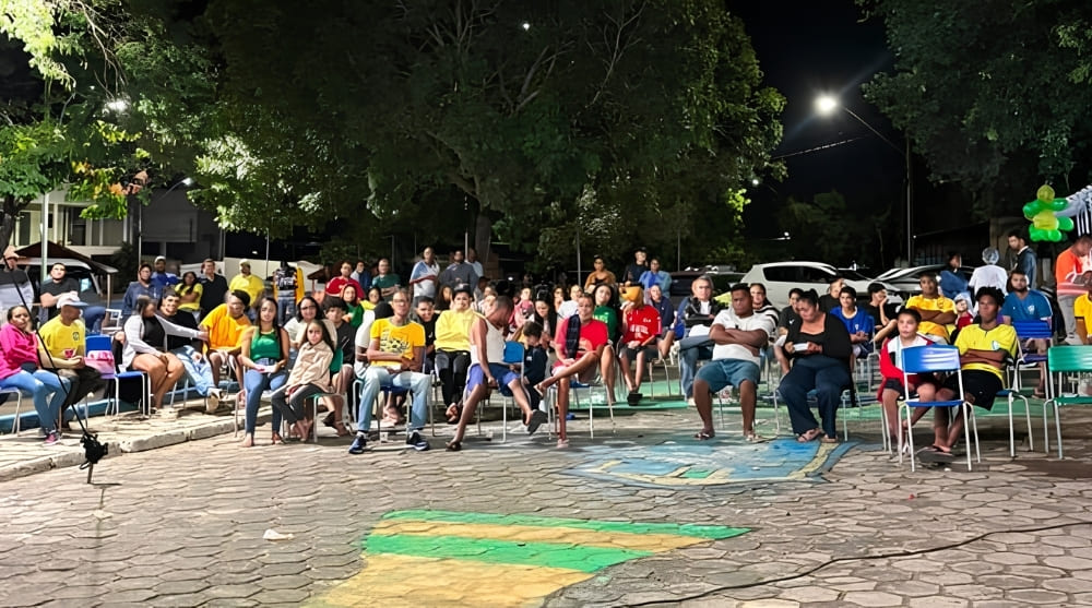 Comunidade de Araçuaí reunida na Praça da Paróquia Santo Antônio para assistir à partida da seleção brasileira.