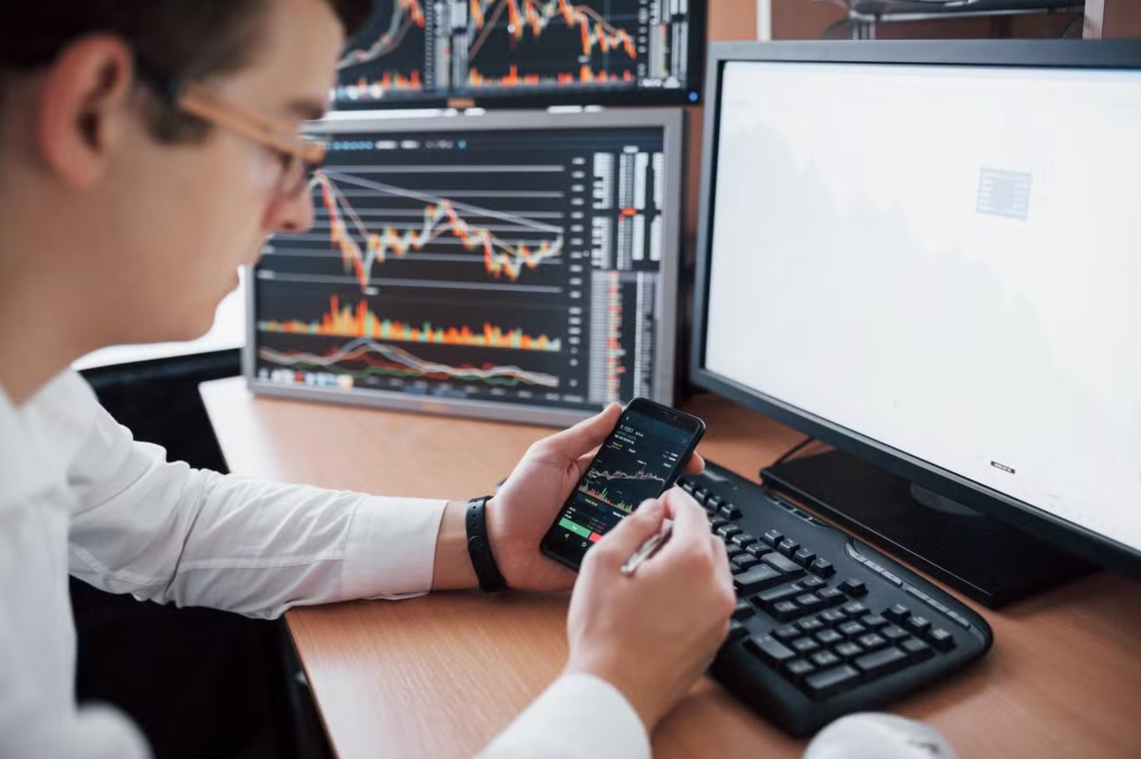 Mesa de câmbio: o que é, como funciona e quando vale travar (guia GX Capital)
