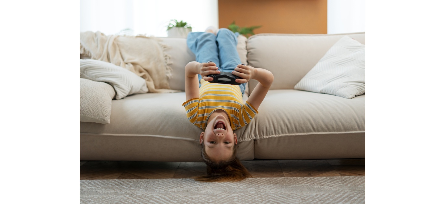 Férias: como manter a limpeza do sofá com as crianças em casa?