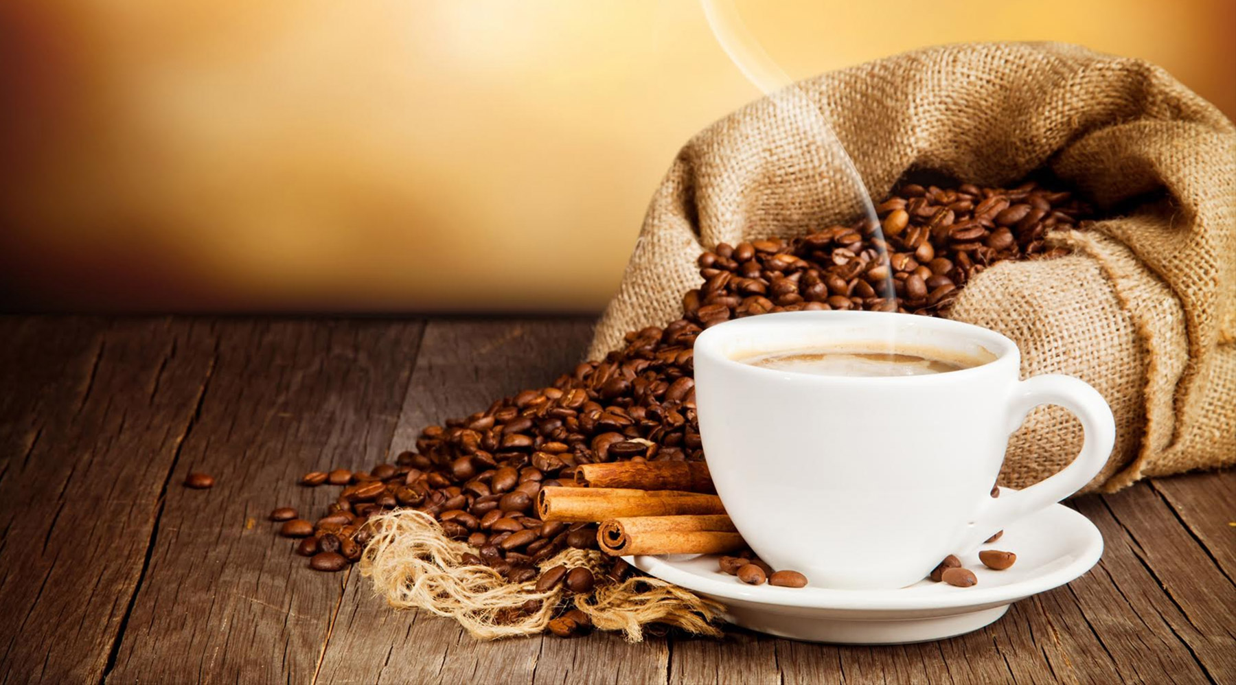Enxaqueca, insônia, palpitações, tontura, manchas nos dentes… entenda o lado B do excesso de café