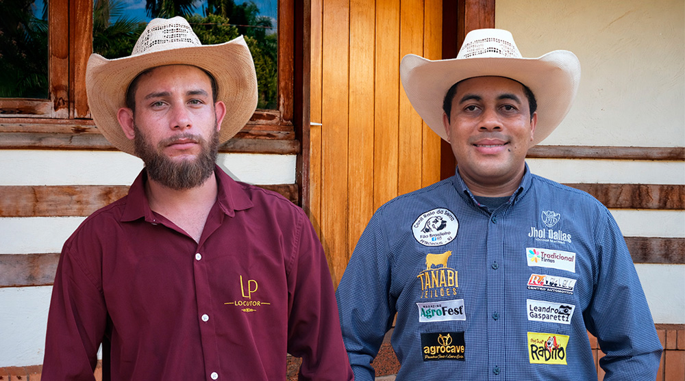 Locutores são atração à parte nas finais do Rodeio de Carneiros