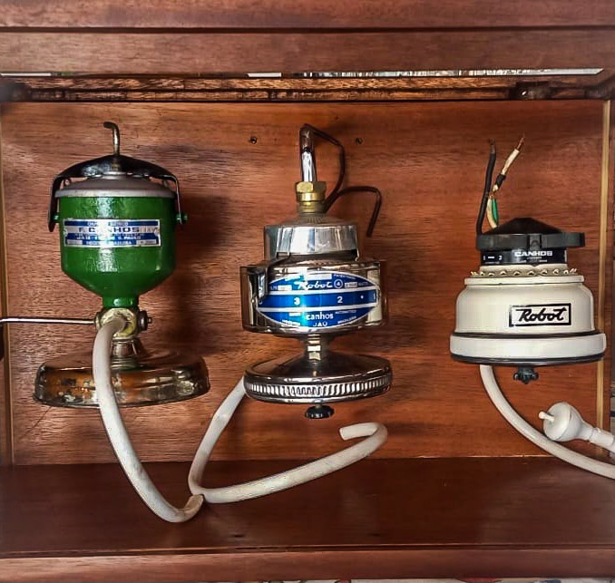 Outros modelos de chuveiros produzidos pela Eletrometalúrgica Jauense. 