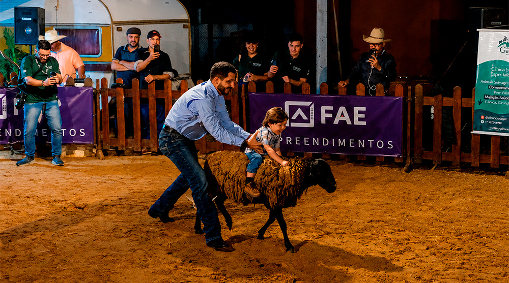 Crianças esbanjam coragem e sorrisos na Montaria de Ovelhas
