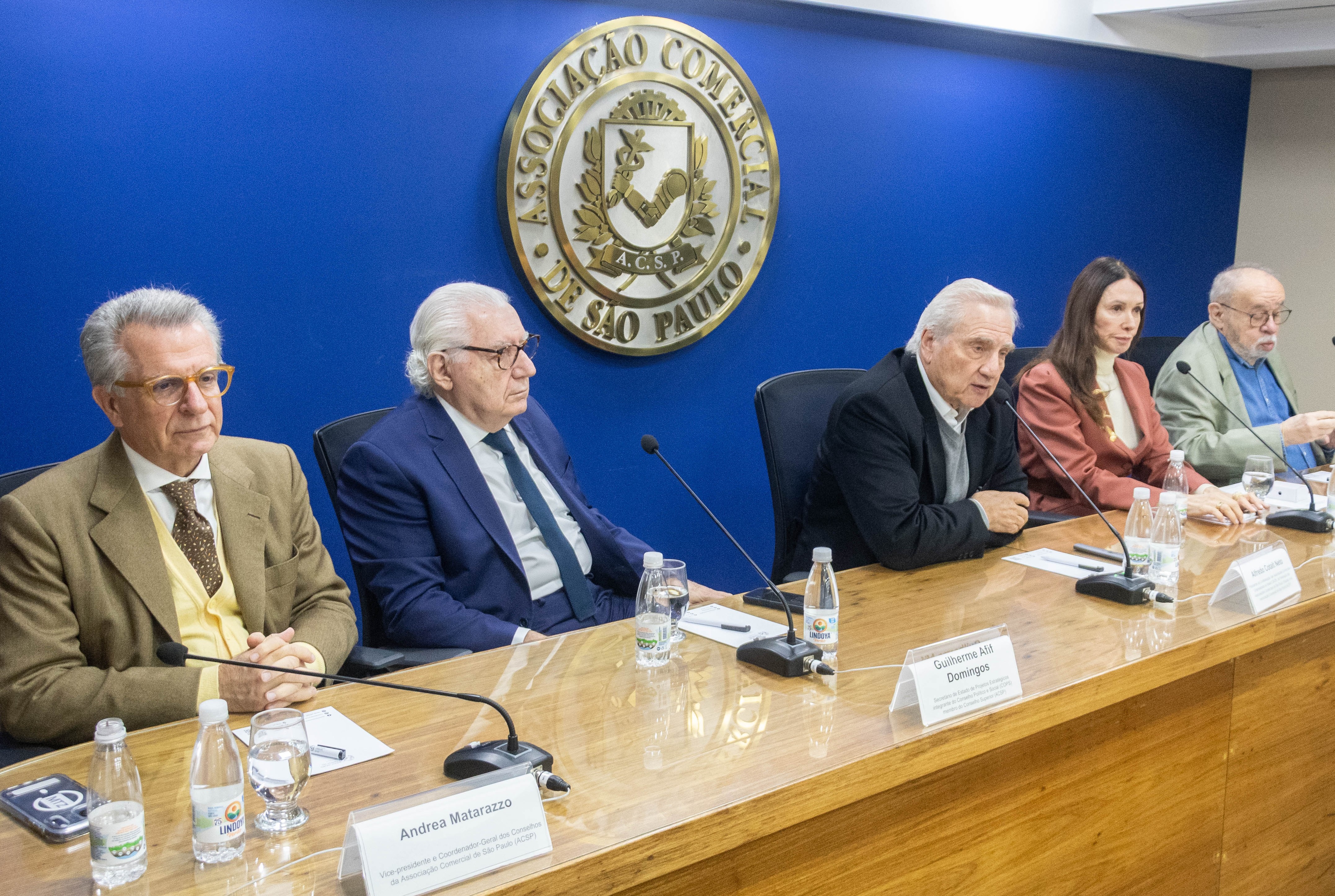 Empate entre Lula e Flávio e desconfiança no STF marcam debate em reunião na Associação Comercial de São Paulo