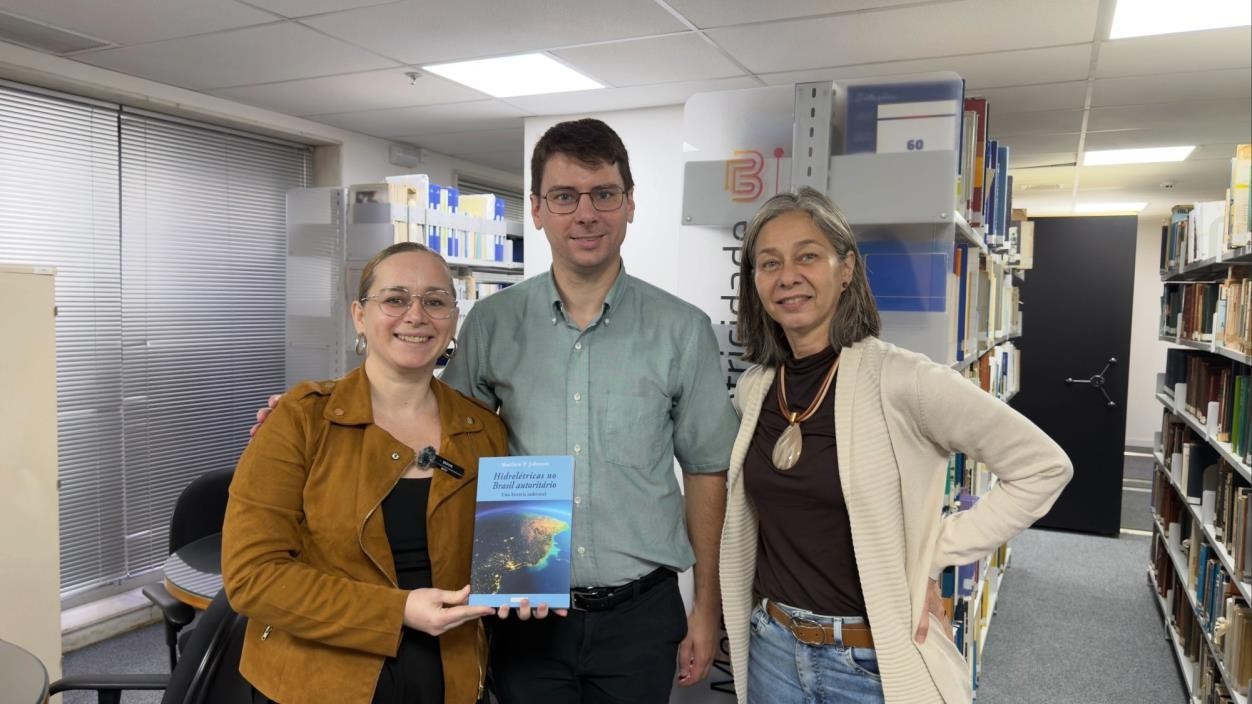 Historiador norte-americano visita Memória da Eletricidade e entrega livro baseado no acervo