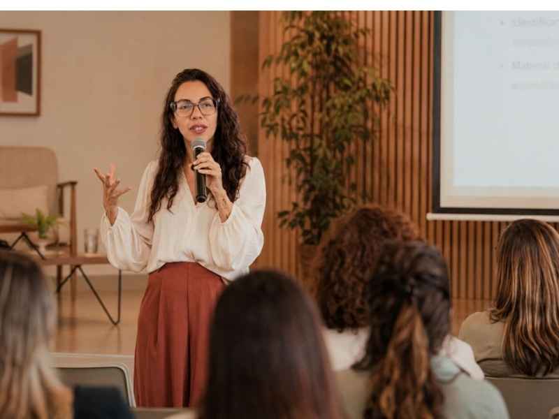 Pedagoga, educadora, escritora e palestrante.