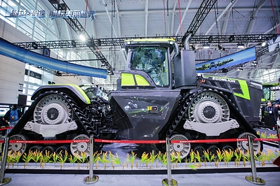 Zoomlion apresenta trator híbrido 9DX de 1.600 cavalos de potência para agricultura em larga escala
