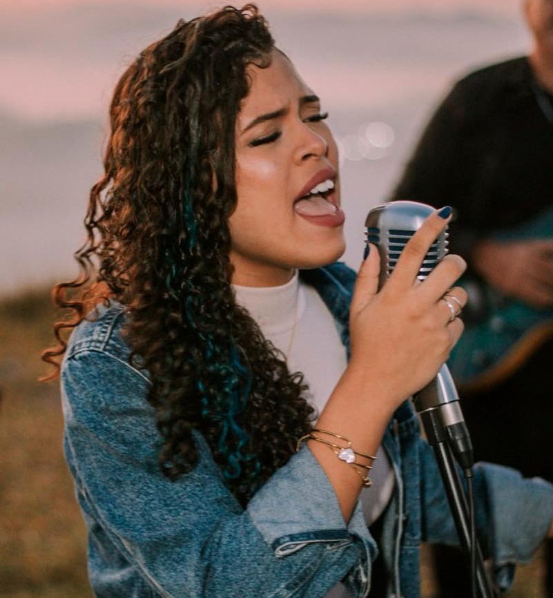 Da superação aos grandes palcos: Alice Nés transforma história de fé em trajetória musical