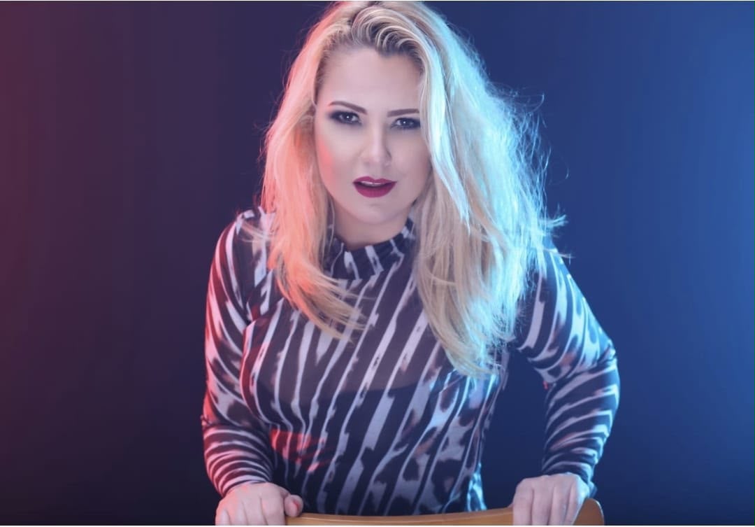 Dri Vallejo: cantora brasileira une tradição do samba a novos desafios na carreira musical