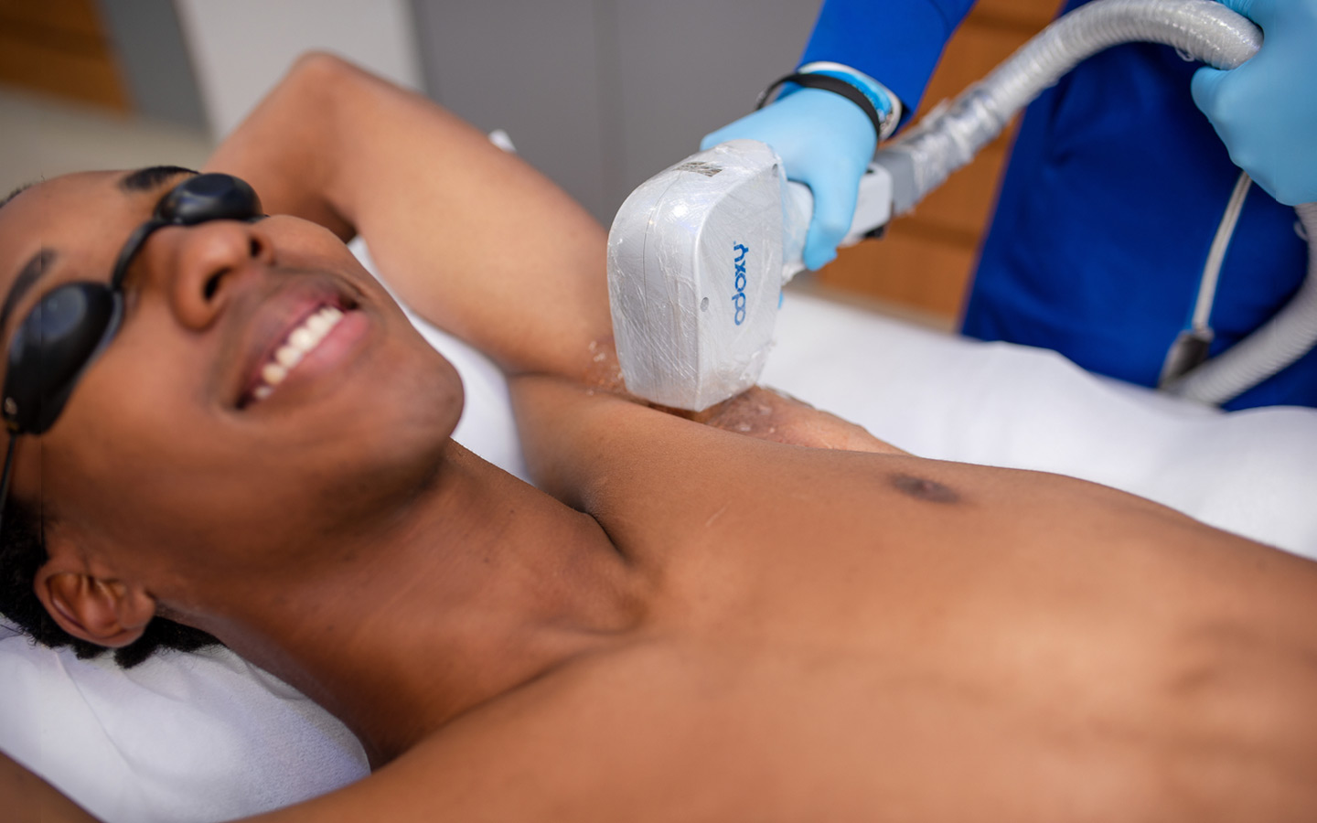 Pele negra masculina: 3 cuidados estéticos indicados e o que considerar em cada um