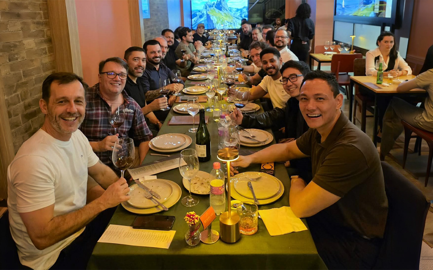 Confraria de Vinhos reúne empresários de Maringá em noite de networking e harmonização