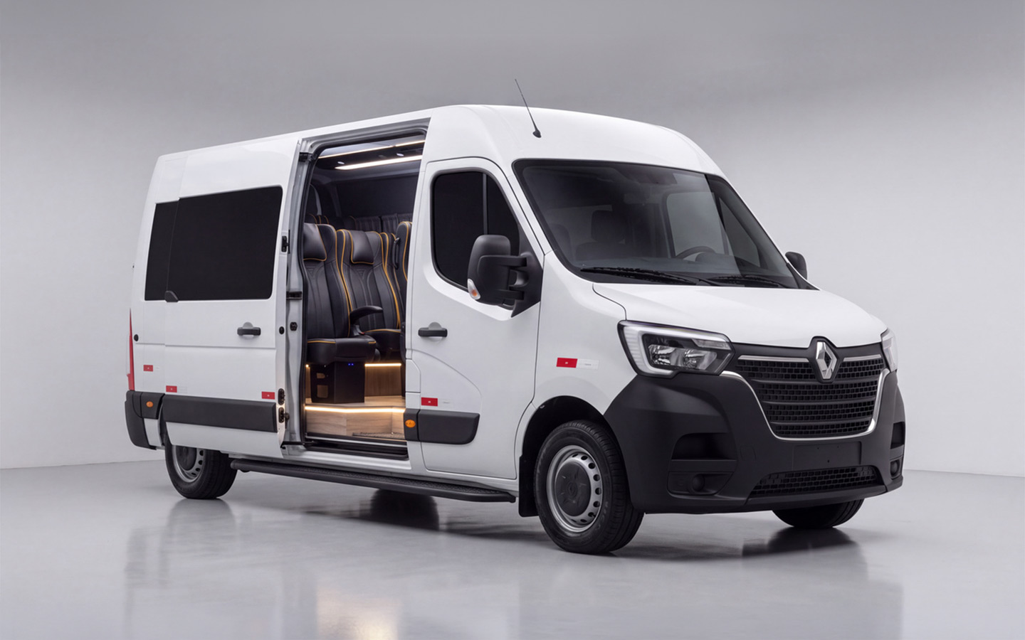 Raytec transforma Renault Master em novo Minibus VIP para transporte premium