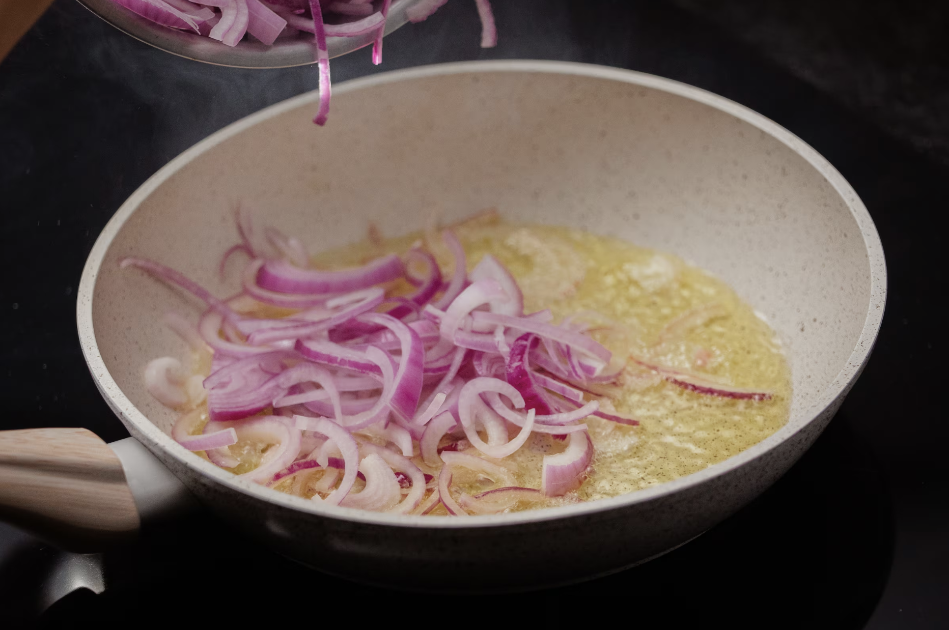 Testes laboratoriais comprovam: azeite mantém propriedades benéficas quando aquecido