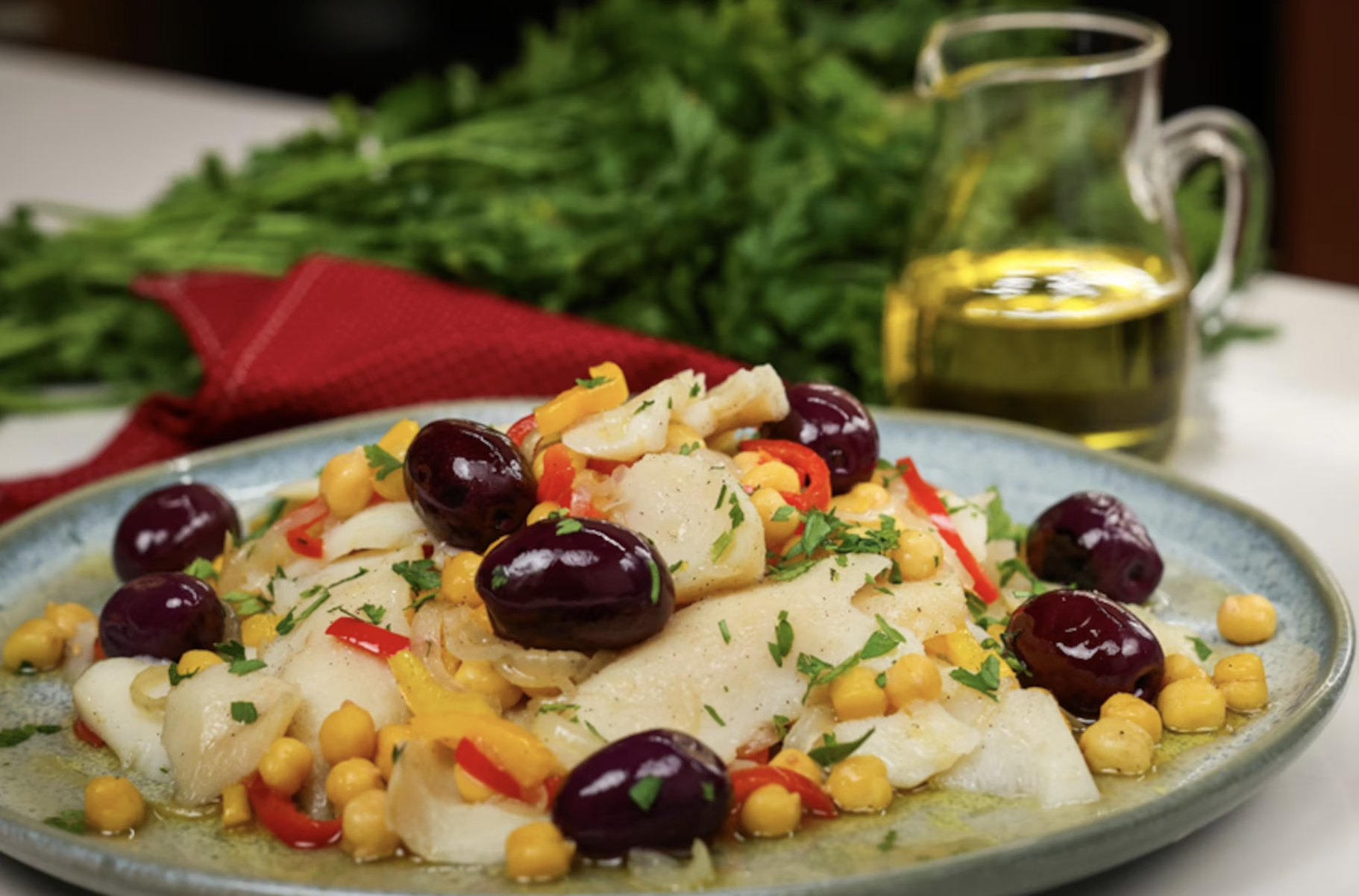 Salada de Bacalhau da Noruega com grão-de-bico é opção leve e fresca para a Páscoa
