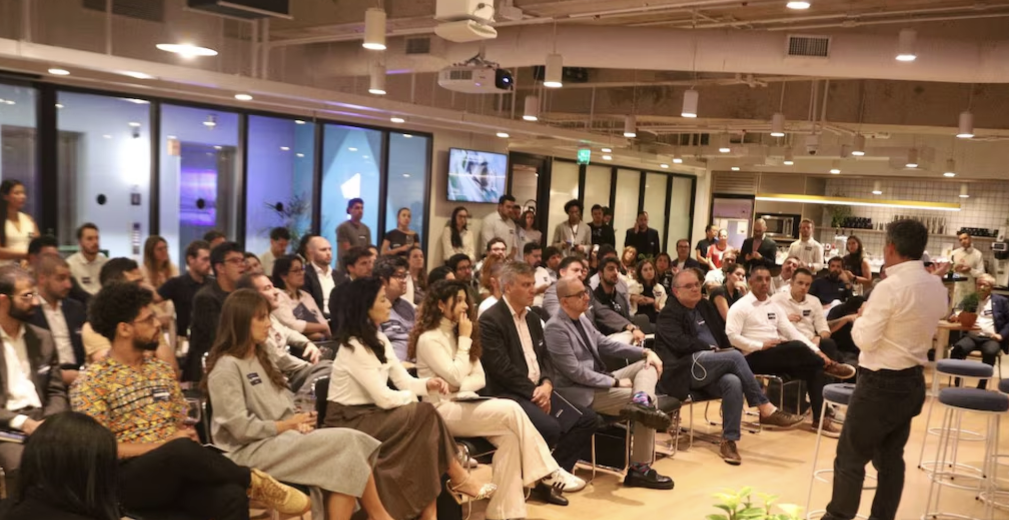 Banner de :Pesquisa da WeWork mostra que apenas 42% os brasileiros iriam ao escritório por vontade própria